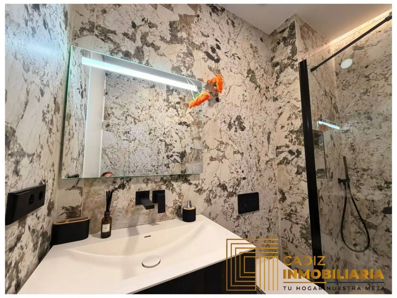 Bathroom of Flat for sale in Cádiz  with Air Conditioner and Furnished
