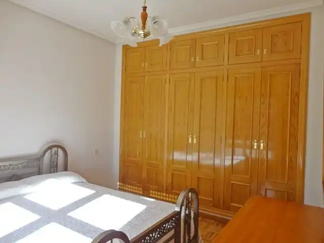 Habitación de Casa adosada en venta en Hontoria del Pinar con Calefacción, Terraza y Trastero
