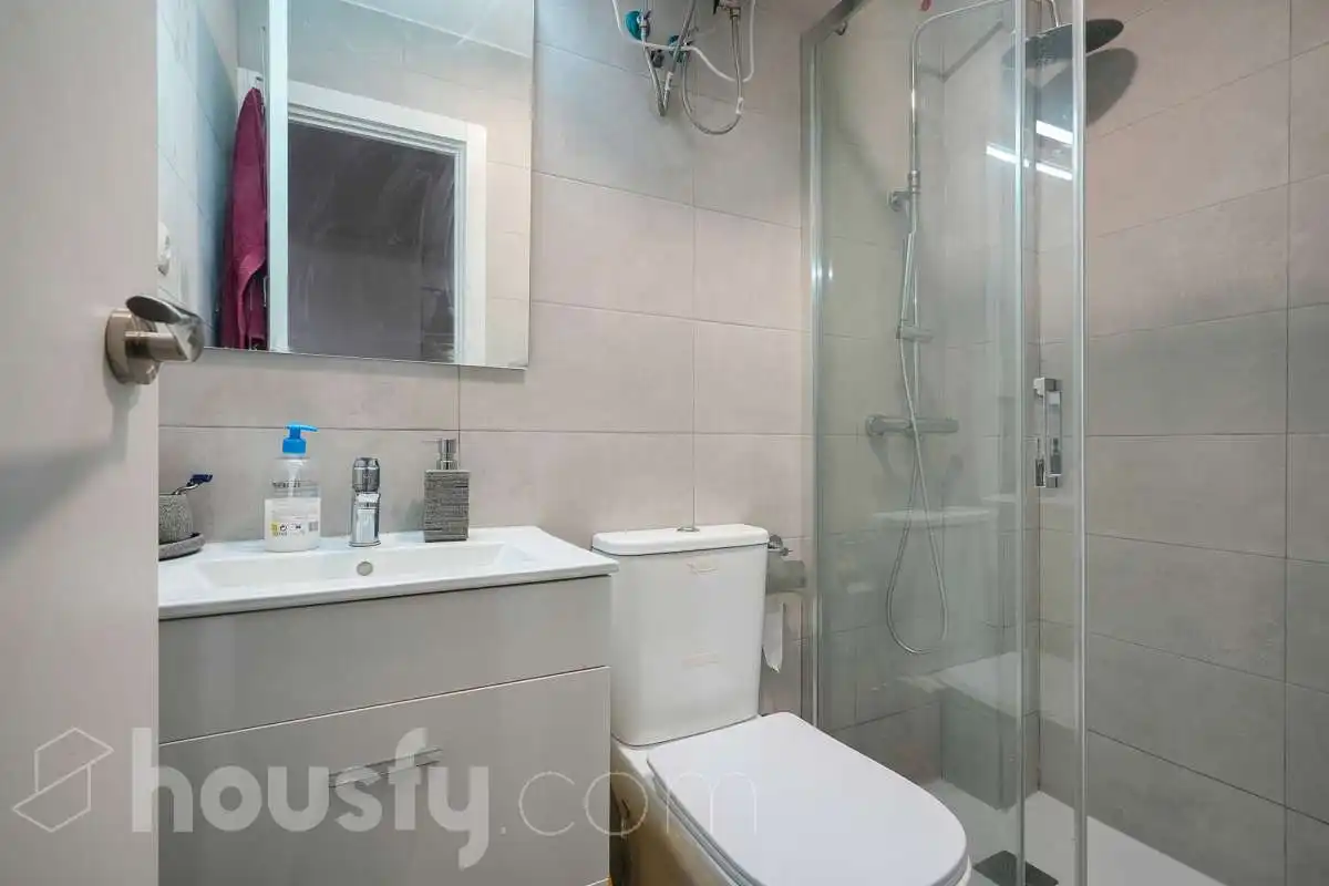 Bathroom of Flat for sale in Madrid  with Air Conditioner, Storage room and Furnished
