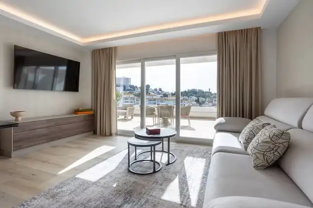 Sala de estar de Ático en venta en Marbella con Aire acondicionado, Calefacción y Jardín privado