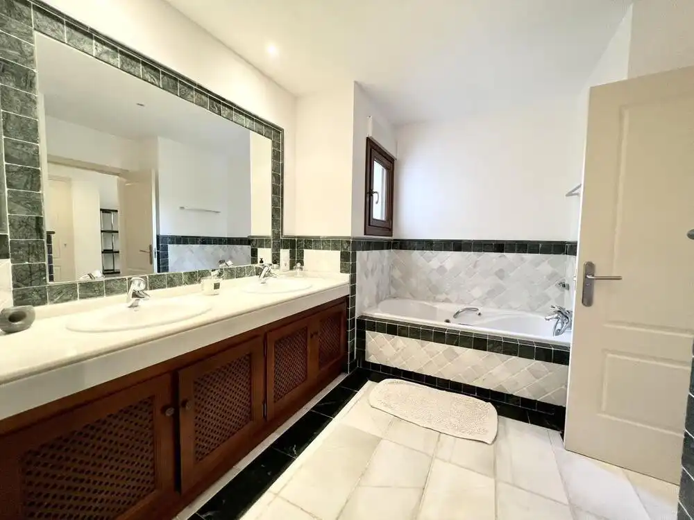 Bathroom of Ground floor for rent in Marbella  with Air Conditioner, Private garden and Terrace