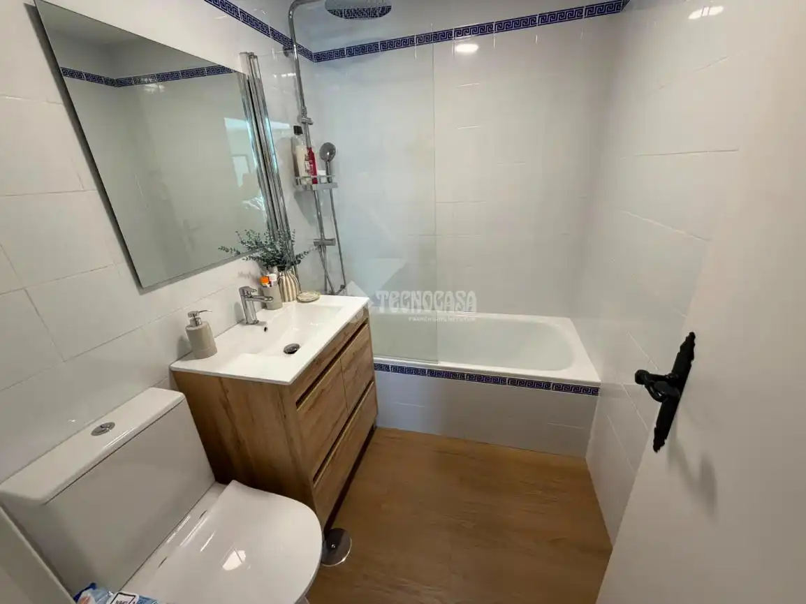 Badezimmer von Wohnung zum Verkauf in Manilva mit Parkett und Gemeinschaftspool