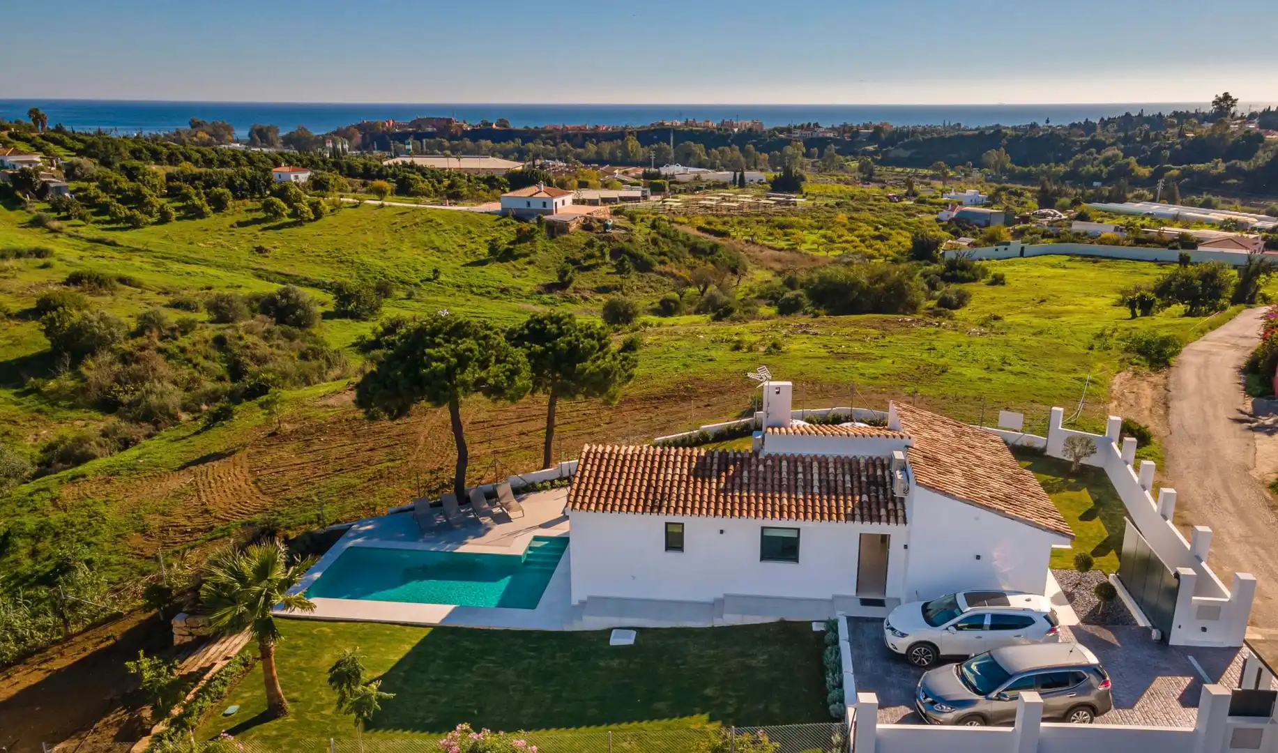 Vista exterior de Casa o xalet en venda en Estepona amb Aire condicionat, Calefacció i Jardí privat