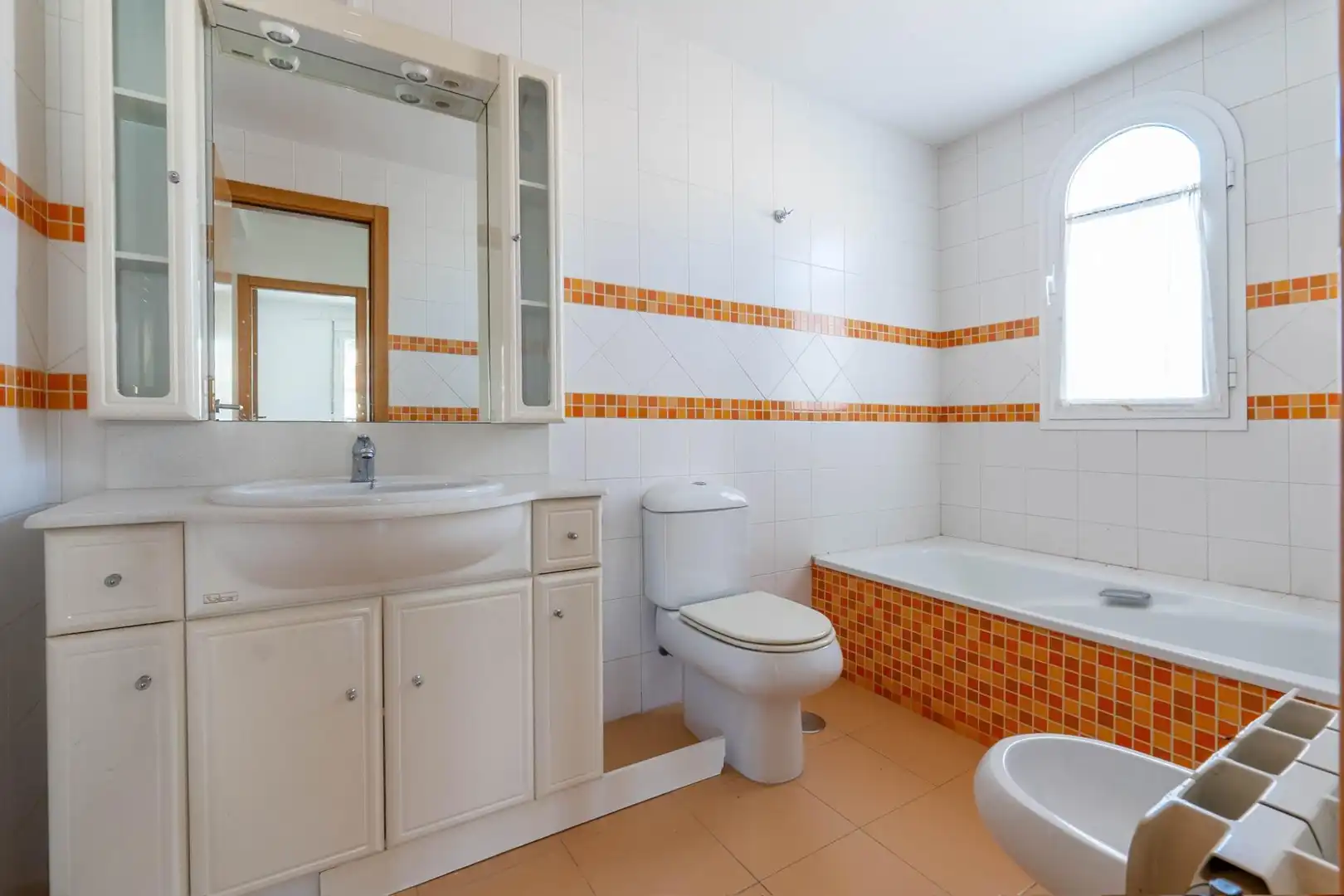 Baño de Casa adosada en venta en Cenes de la Vega con Aire acondicionado, Calefacción y Jardín privado
