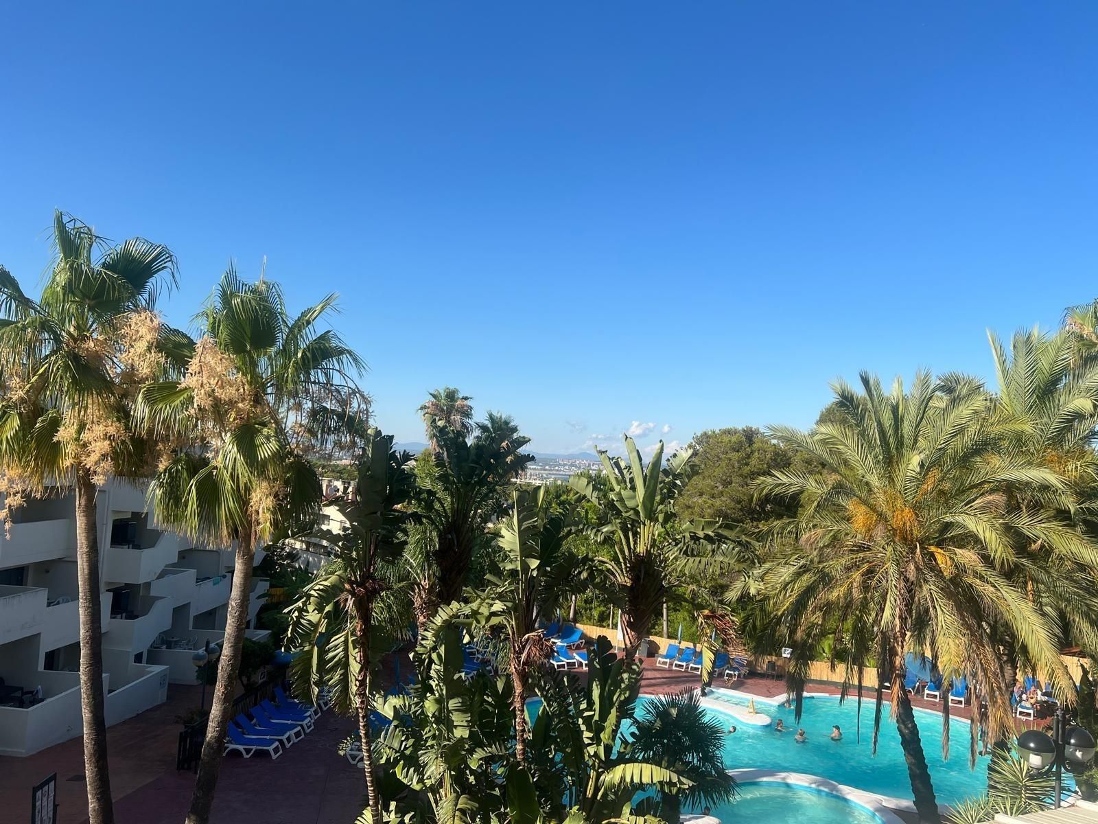 Piscina de Apartament en venda en Salou amb Aire condicionat, Calefacció i Jardí privat