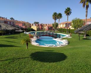 Piscina de Casa adosada de lloguer en Islantilla