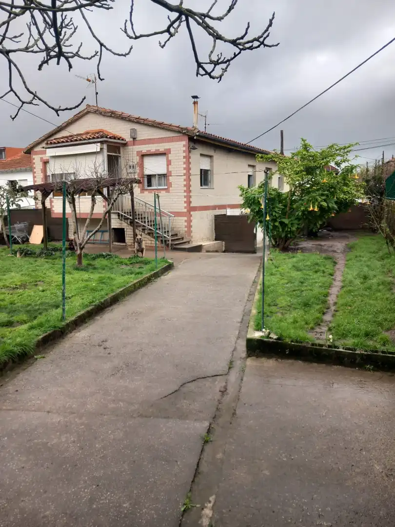 Vista exterior de Casa o chalet en venta en Torrelavega  con Jardín privado, Amueblado y Balcón