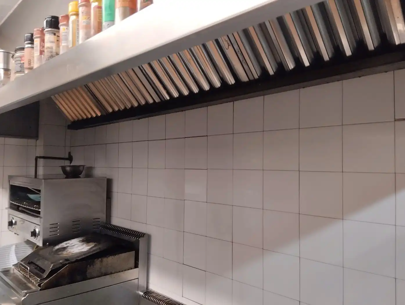 Cuina de Local en venda en Girona amb Aire condicionat, Calefacció i Moblat