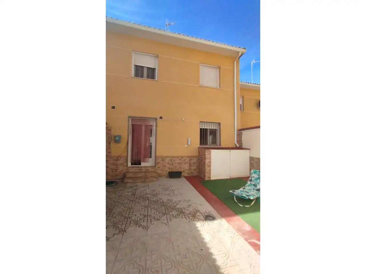 Außenansicht von Einfamilien-Reihenhaus zum Verkauf in Ocaña mit Heizung, Privatgarten und Möbliert
