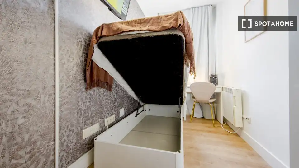 Bedroom of Flat for rent in Madrid  with Air Conditioner, Heating and Furnished