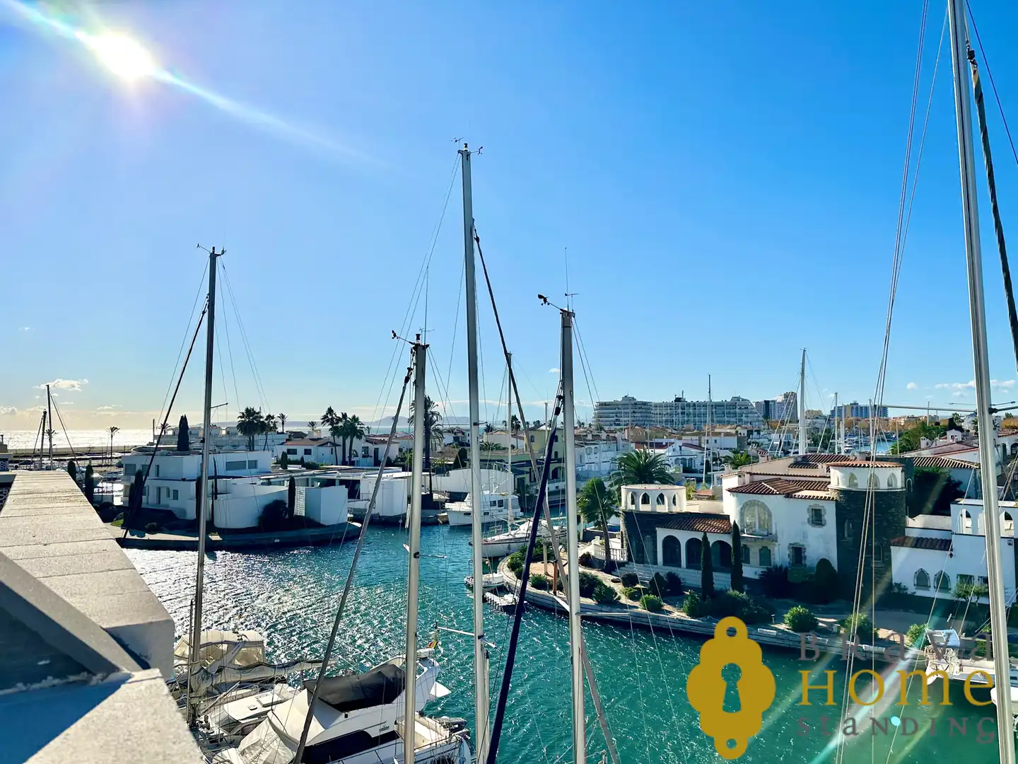 Vista exterior de Àtic en venda en Empuriabrava amb Aire condicionat, Calefacció i Terrassa