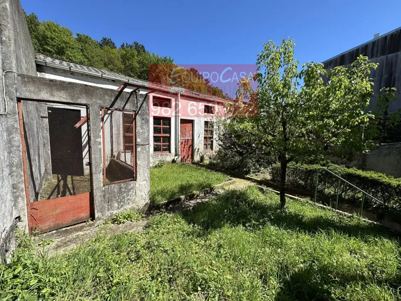 Vista exterior de Casa adosada en venda en Palas de Rei amb Calefacció, Jardí privat i Parquet