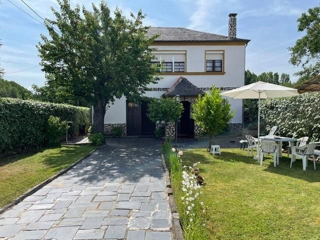 Vista exterior de Casa o xalet en venda en Carracedelo amb Calefacció, Jardí privat i Traster