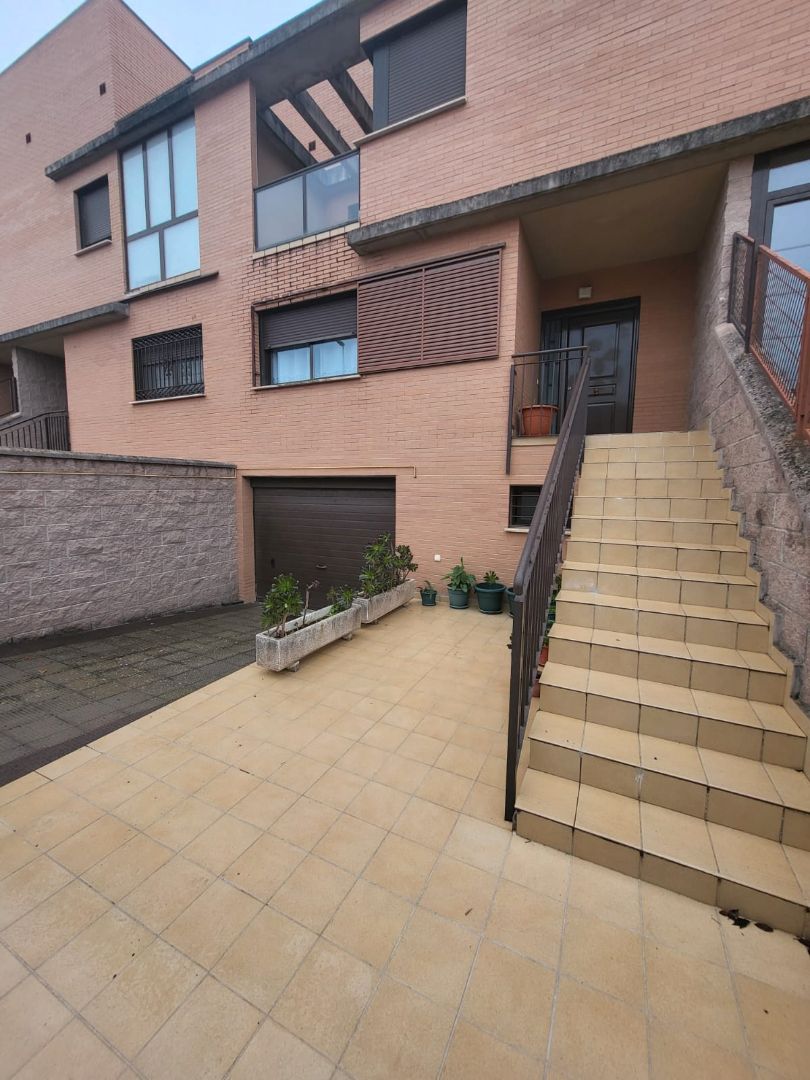 Vista exterior de Casa adosada en venda en Cáceres Capital amb Aire condicionat, Calefacció i Jardí privat