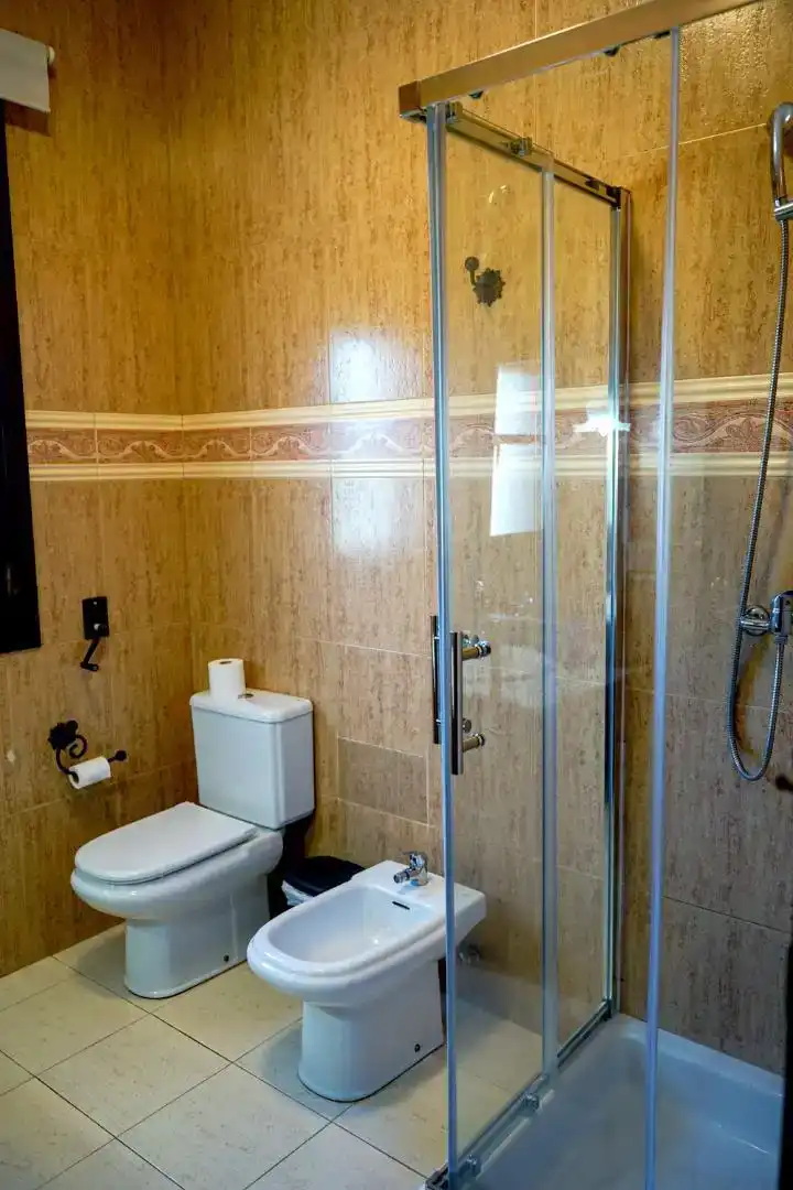 Baño de Casa o chalet de alquiler en Almedinilla con Aire acondicionado, Jardín privado y Piscina