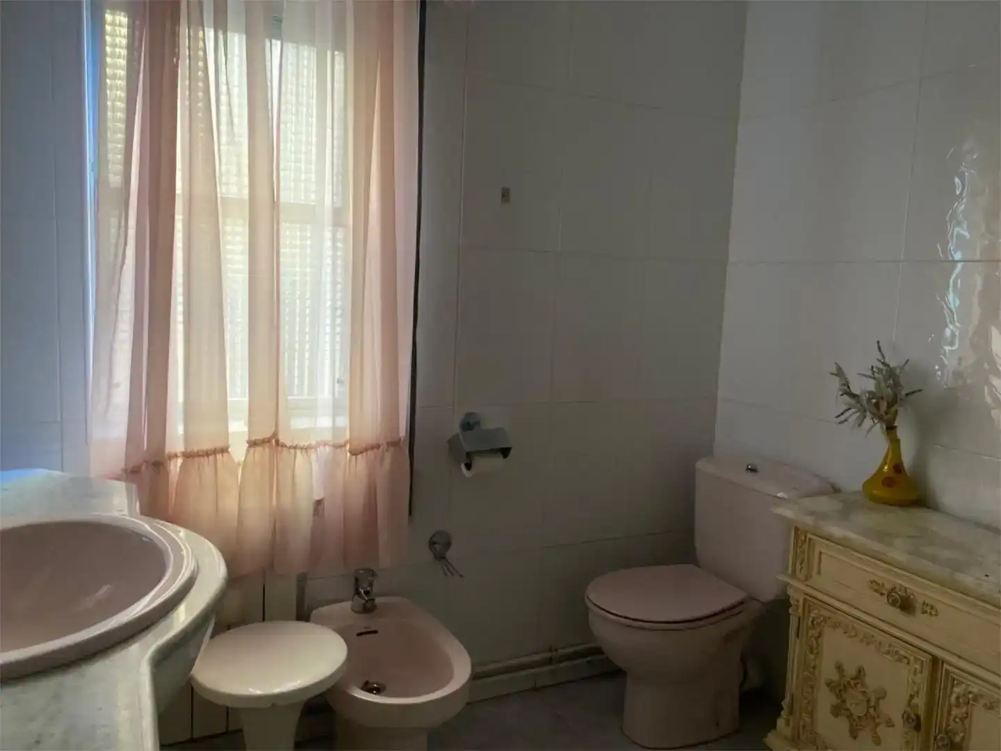 Badezimmer von Wohnung zur Miete in Torrelavega  mit Parkett, Abstellraum und Möbliert