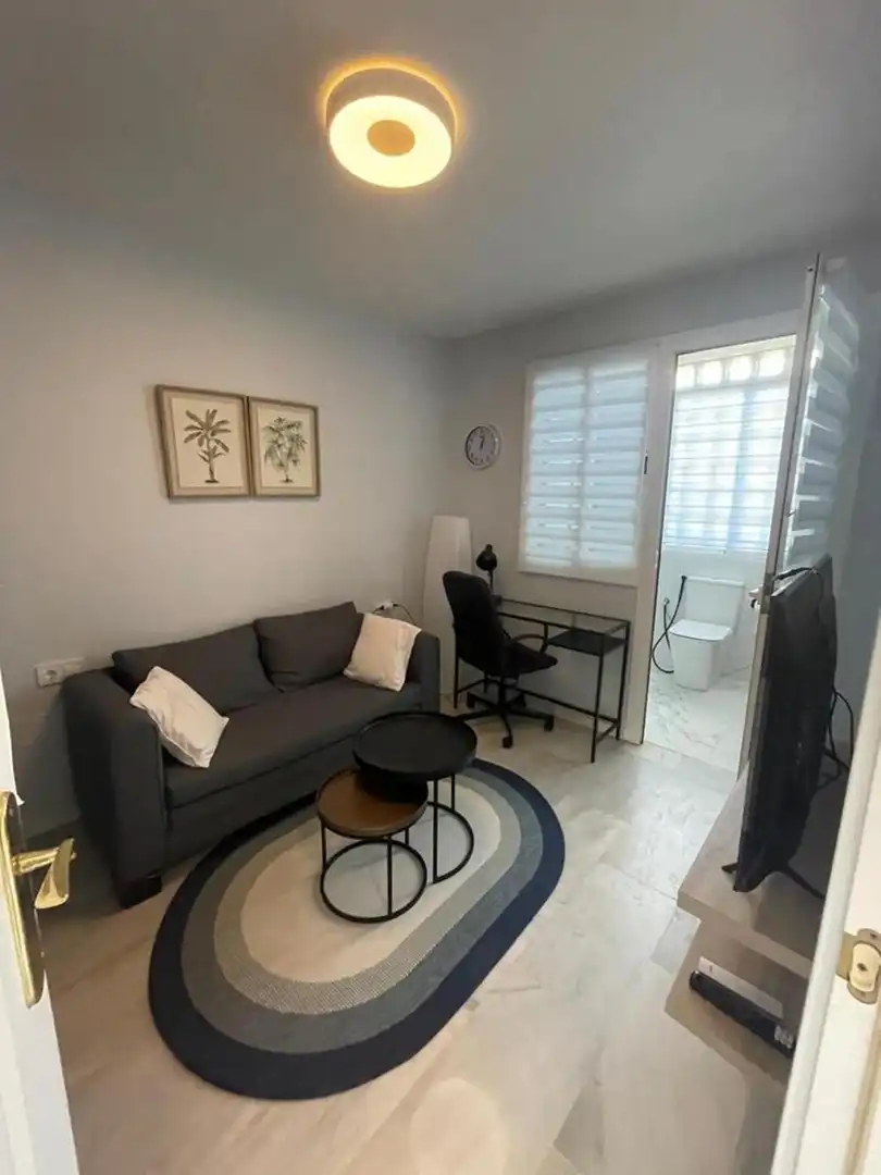 Sala d'estar de Casa adosada de lloguer en Marbella amb Aire condicionat, Jardí privat i Terrassa
