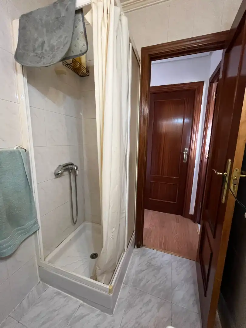 Bany de Pis en venda en Alcalá de Henares amb Aire condicionat, Terrassa i Moblat