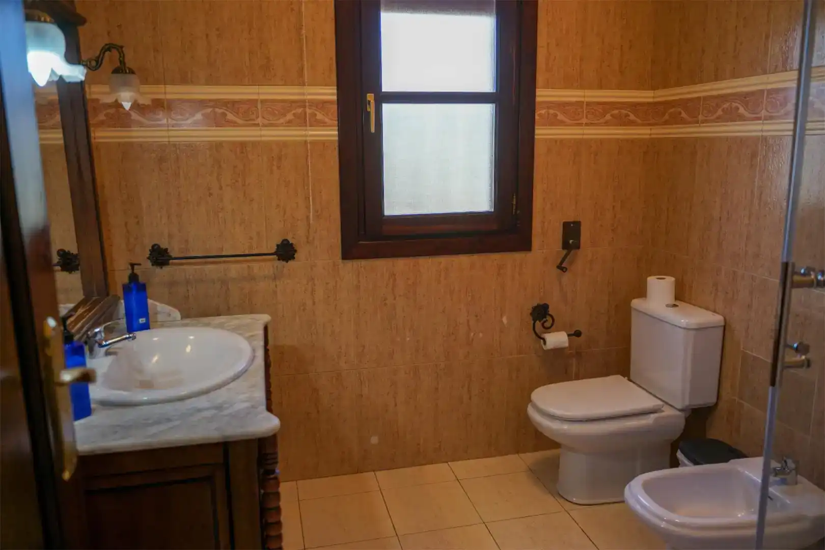 Baño de Casa o chalet de alquiler en Almedinilla con Aire acondicionado, Jardín privado y Piscina