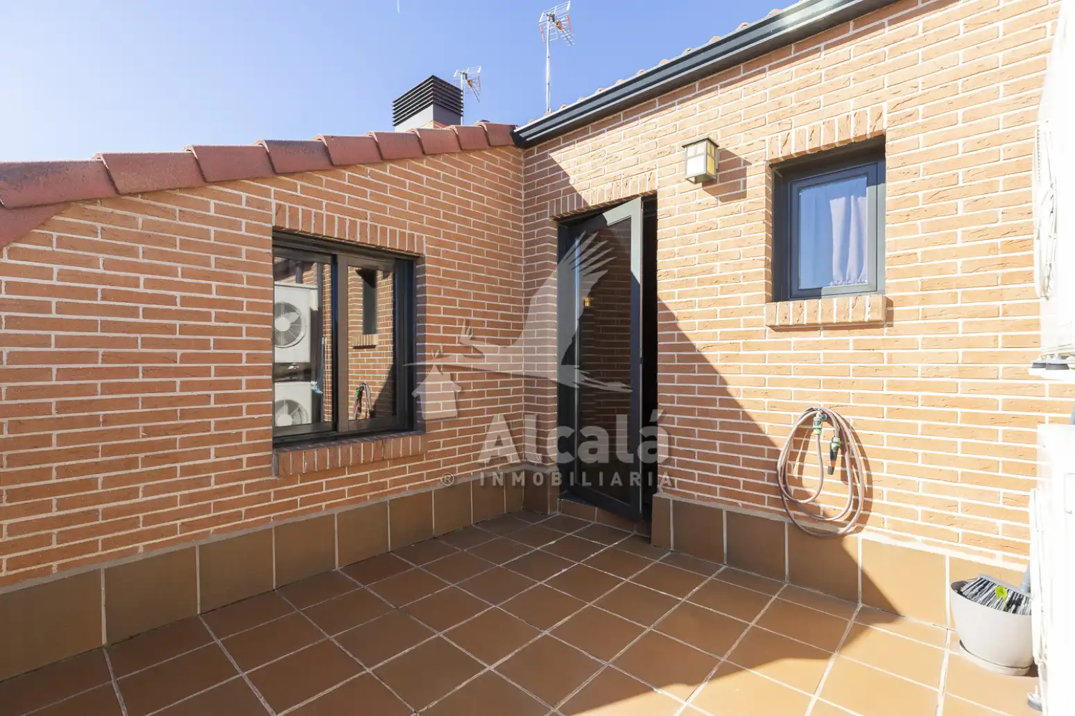 Vista exterior de Casa o xalet en venda en Alcalá de Henares amb Aire condicionat, Calefacció i Jardí privat