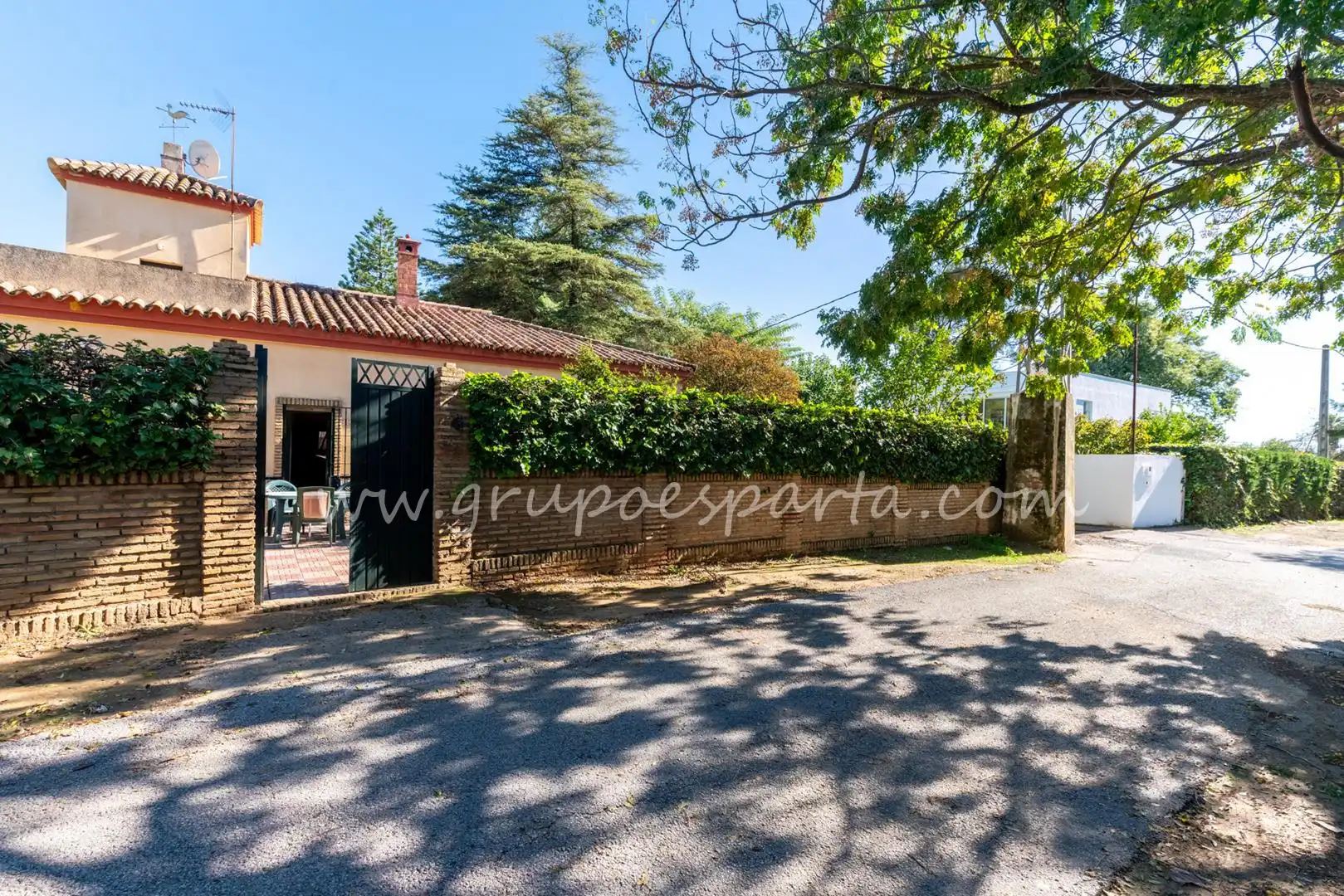 Vista exterior de Casa o xalet en venda en Espartinas amb Aire condicionat, Jardí privat i Terrassa