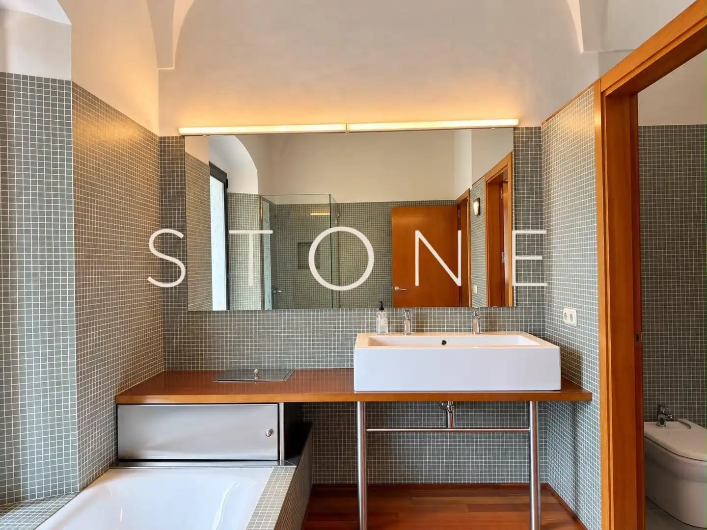 Bathroom of Houses for sale in Banyoles, Girona