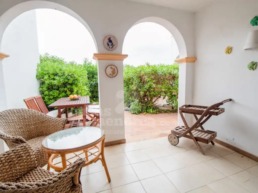 Terrasse von Erdgeschoss zum Verkauf in Es Castell mit Klimaanlage, Privatgarten und Terrasse