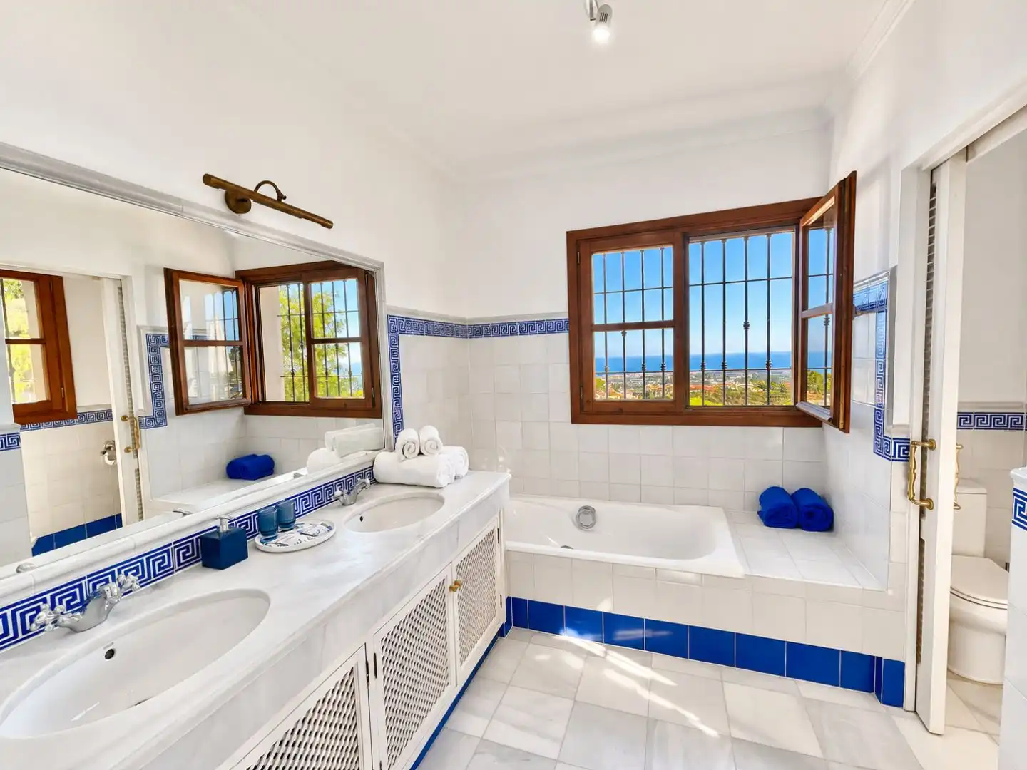 Bathroom of Houses for sale in Benahavís  with Air Conditioner, Swimming Pool and Balcony