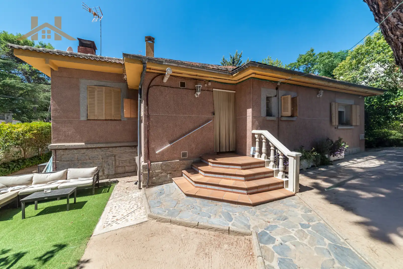 Vista exterior de Casa o chalet en venta en Pozuelo de Alarcón con Aire acondicionado, Calefacción y Jardín privado