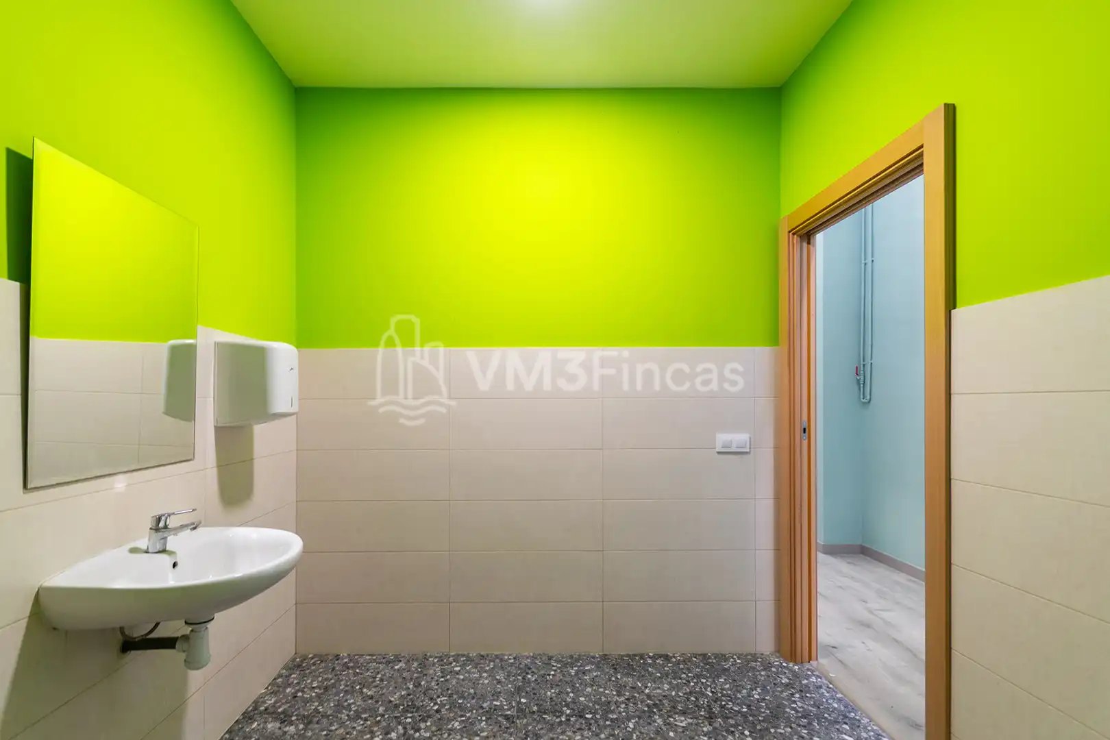 Badezimmer von Büro zur Miete in Barcelona mit Klimaanlage und Heizung