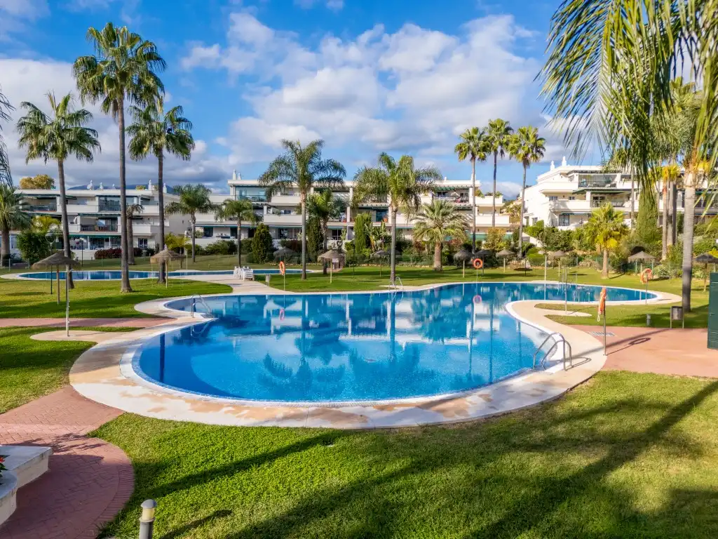 Apartment with pool for sale in Nueva Andalucía