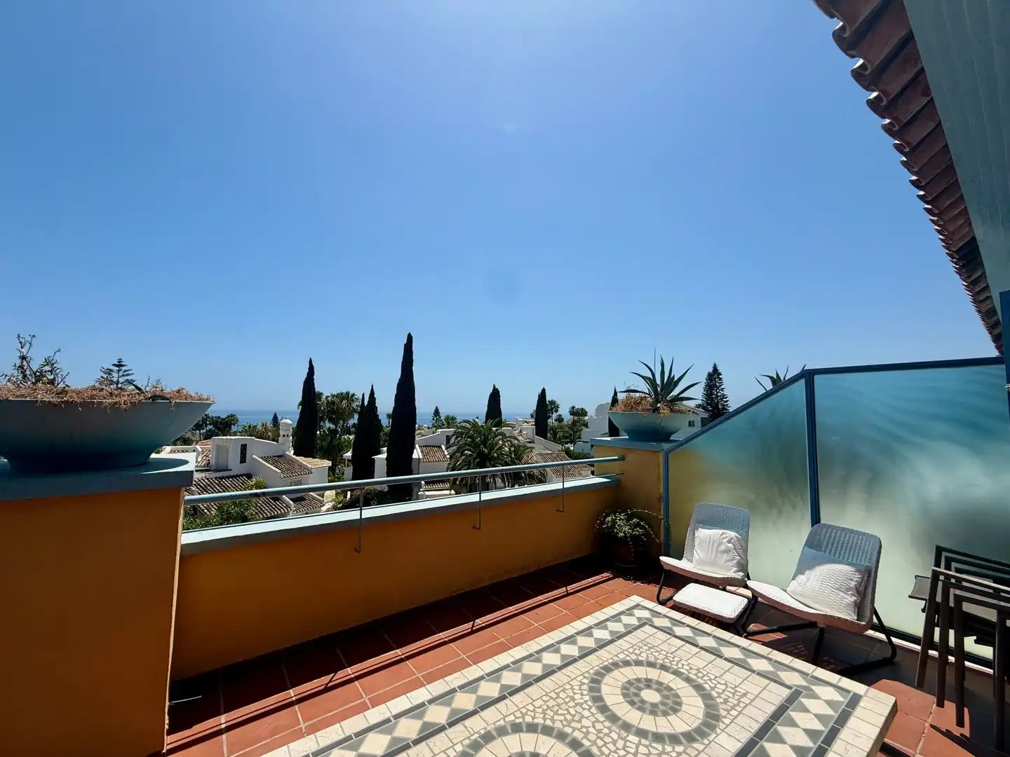 Terrasse von Maisonette zur Miete in Marbella mit Heizung, Abstellraum und Schwimmbad