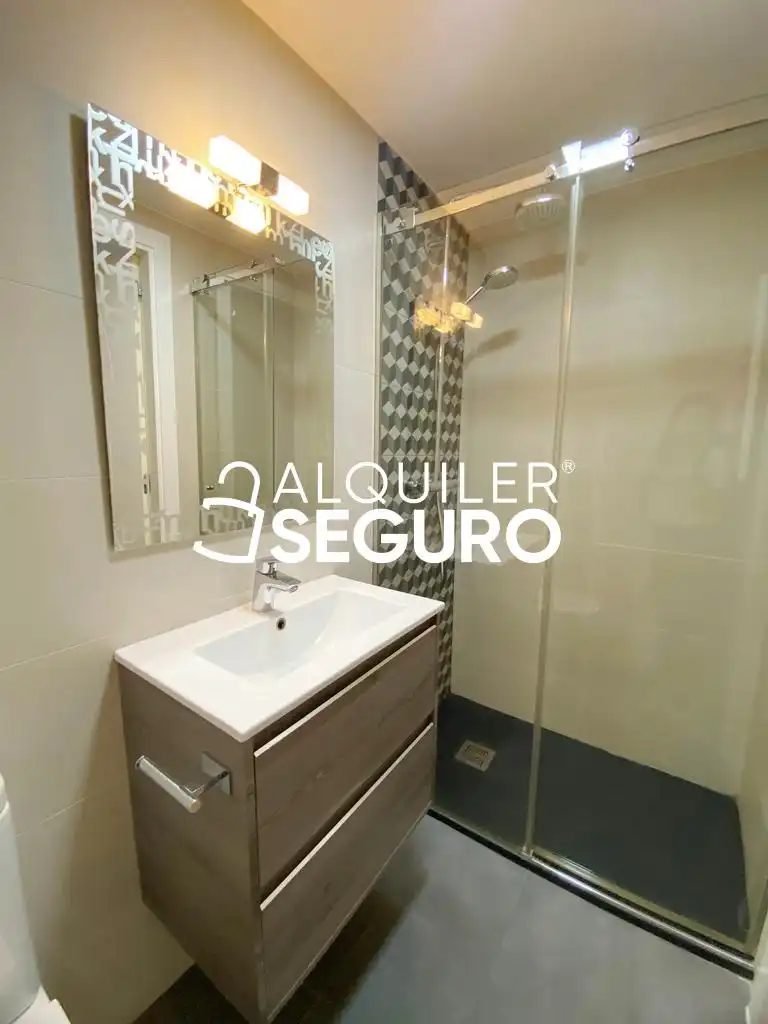 Bathroom of Flat for rent in Madrid  with Air Conditioner, Heating and Terrace