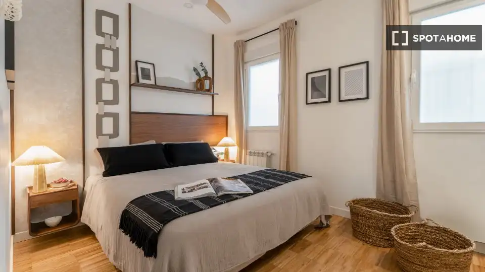 Bedroom of Flat for rent in Madrid  with Air Conditioner, Heating and Furnished