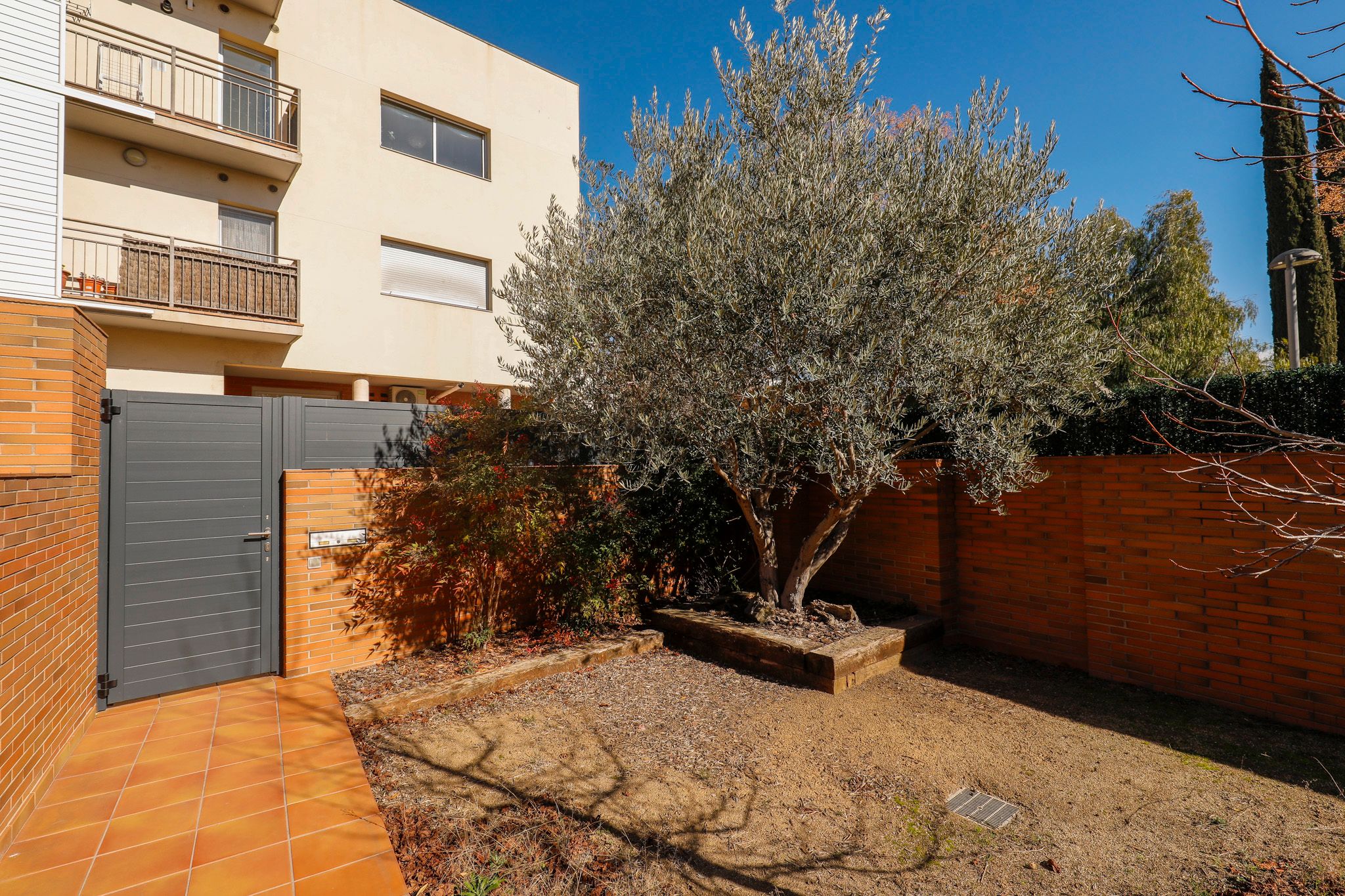 Vista exterior de Casa adosada en venda en Granollers amb Aire condicionat, Calefacció i Jardí privat