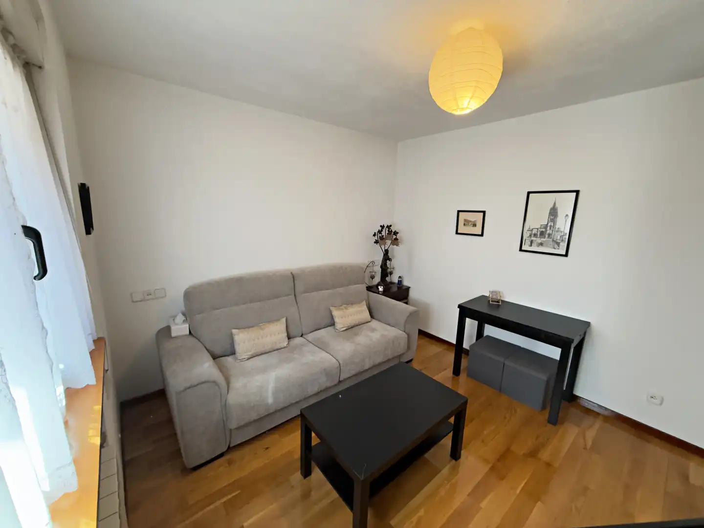 Sala d'estar de Casa o xalet en venda en Oviedo  amb Calefacció, Jardí privat i Parquet