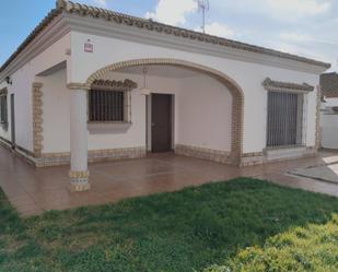 Vista exterior de Casa o xalet en venda en Chiclana de la Frontera amb Jardí privat i Piscina comunitària