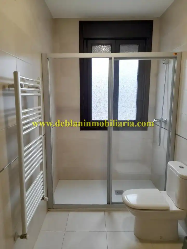 Badezimmer von Haus oder Chalet zur Miete in Tui mit Heizung, Privatgarten und Abstellraum