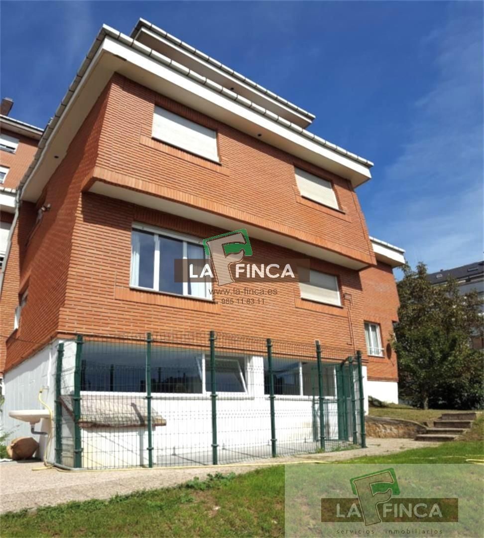Vista exterior de Casa o xalet en venda en Oviedo  amb Calefacció, Parquet i Terrassa