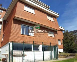 Vista exterior de Casa o xalet en venda en Oviedo  amb Calefacció, Parquet i Terrassa