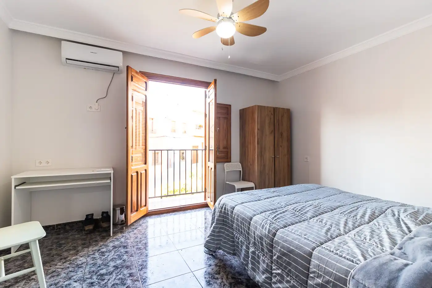Schlafzimmer von Country house zum Verkauf in Plan mit Terrasse