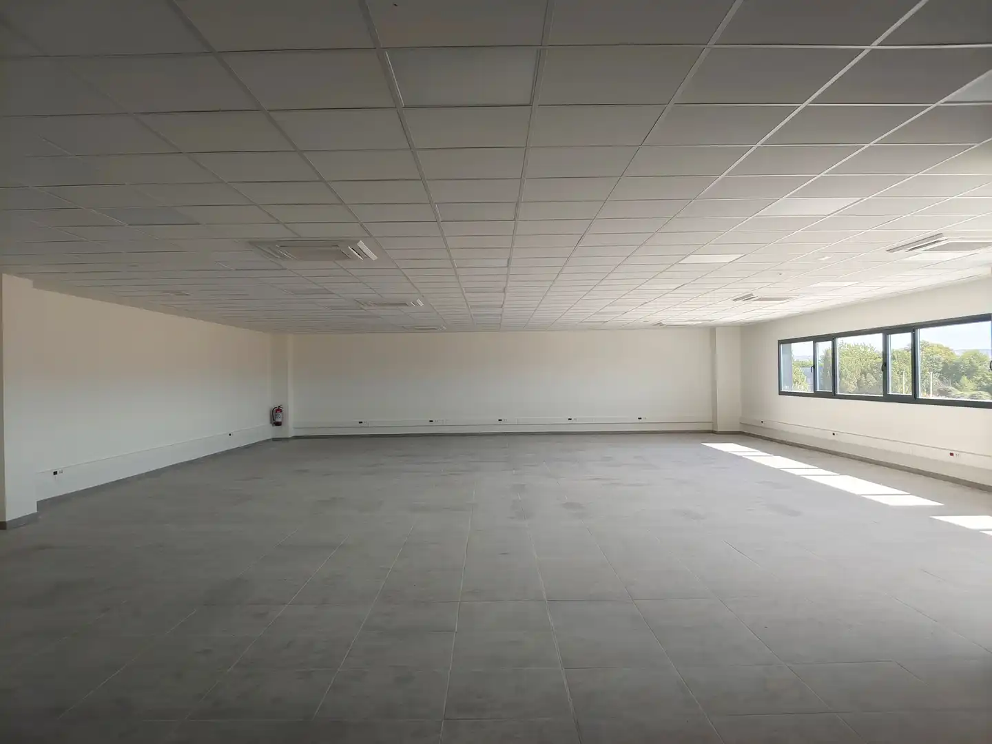 Industrial buildings for rent in Bustares