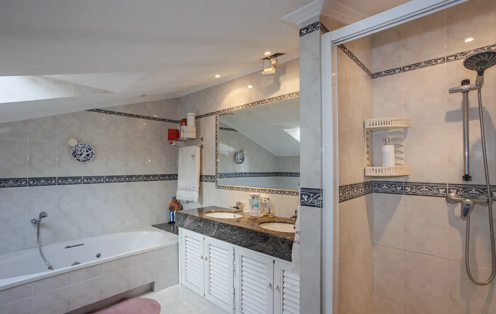 Badezimmer von Geschaftsraum zum Verkauf in Boqueixón mit Möbliert