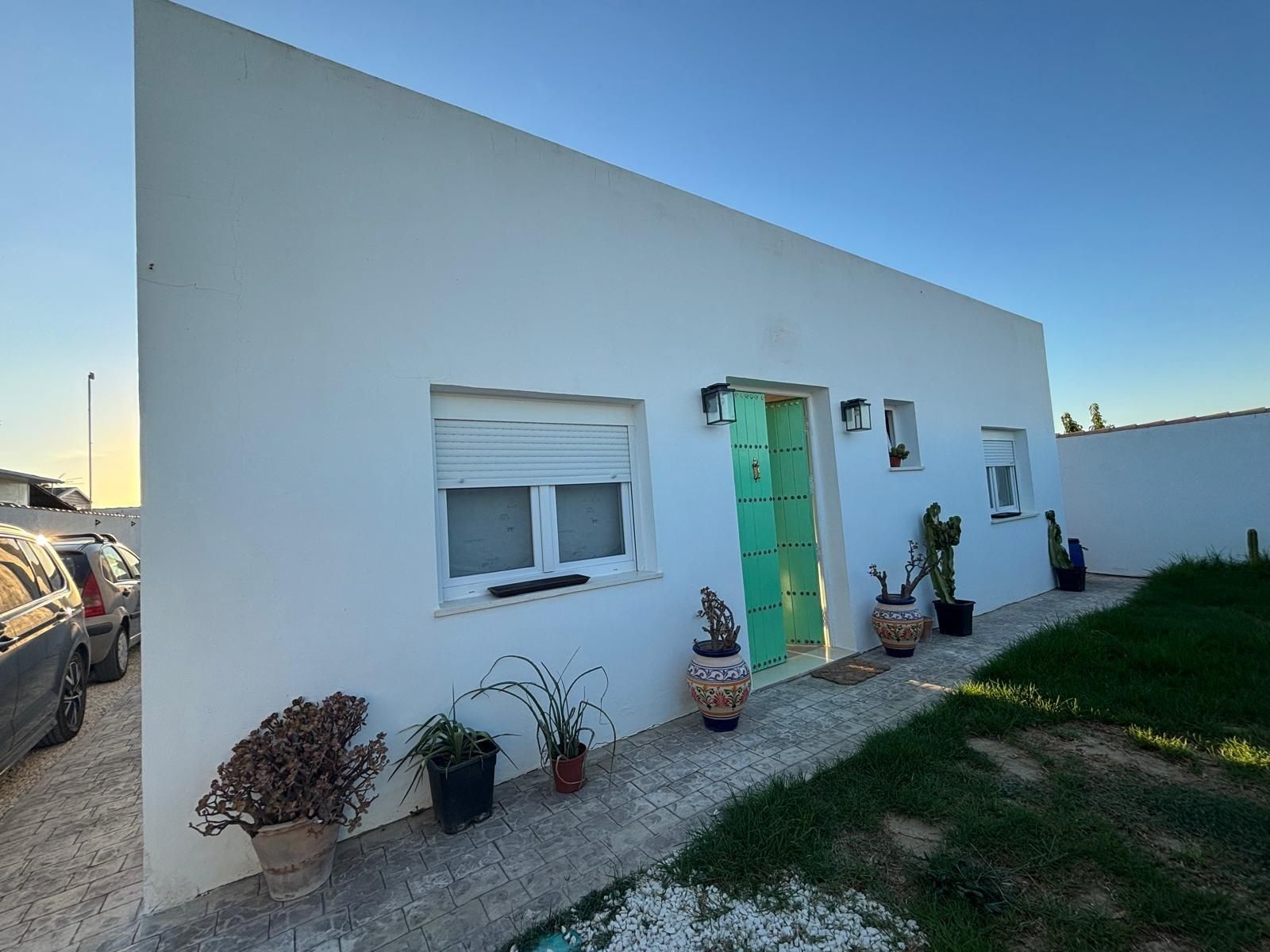 Vista exterior de Casa o xalet en venda en Chiclana de la Frontera amb Aire condicionat, Jardí privat i Traster