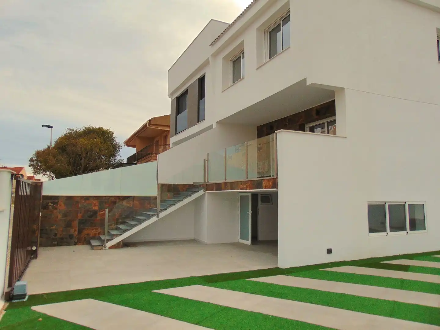 Vista exterior de Casa adosada en venta en San Pedro del Pinatar con Aire acondicionado, Calefacción y Jardín privado