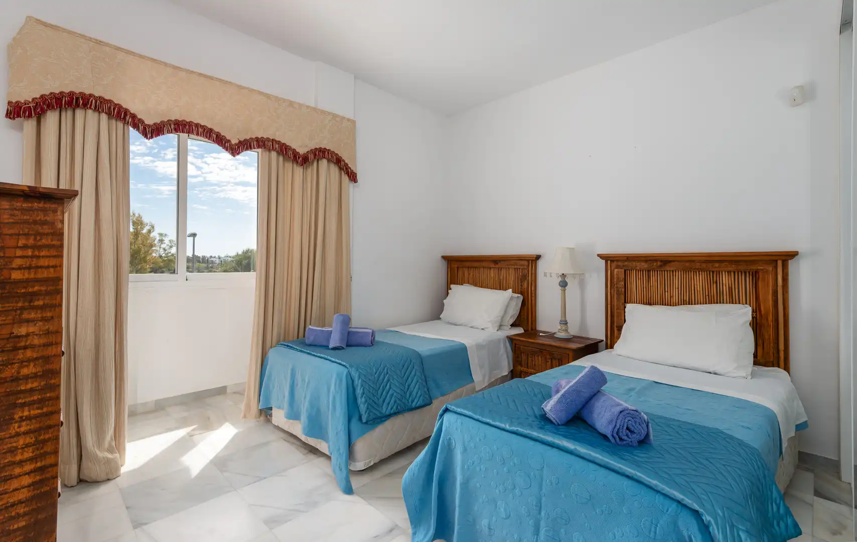 Habitación de Casa adosada en venta en Benahavís con Aire acondicionado, Terraza y Piscina