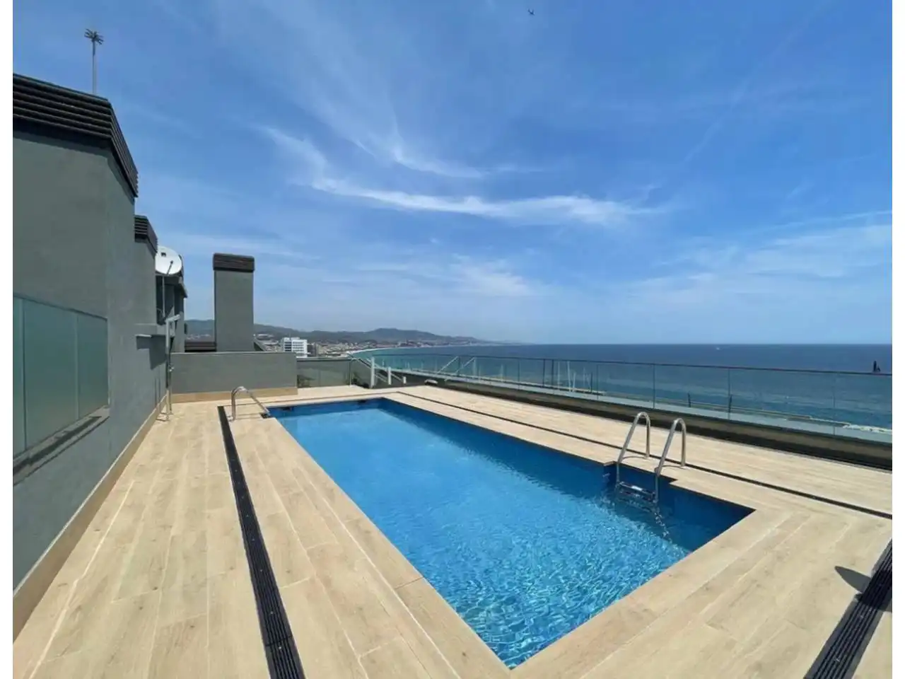Piscina de Dúplex en venta en Badalona con Terraza, Trastero y Balcón