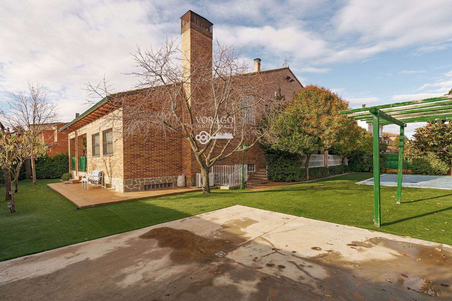 Vista exterior de Casa o chalet en venta en Villanueva de la Torre con Jardín privado, Terraza y Piscina