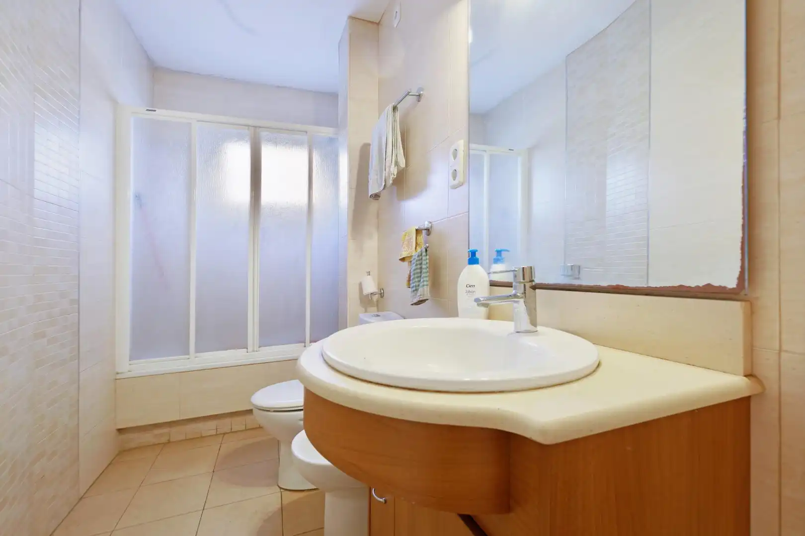Bathroom of Apartments for sale in Barcelona