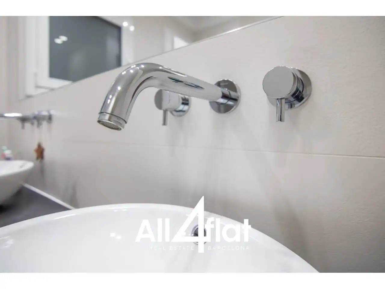 Bathroom of Flat for sale in Barcelona  with Air Conditioner, Heating and Parquet flooring